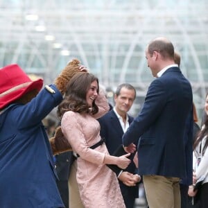 Kate Middleton, enceinte et vêtue d'une robe Orla Kiely, s'est laissé entraîner dans une danse par l'ours Paddington sur le quai de la gare de Paddington, à Londres le 16 octobre 2017, lors d'un événement du Charities Forum auquel elle prenait part avec le prince William et le prince Harry.