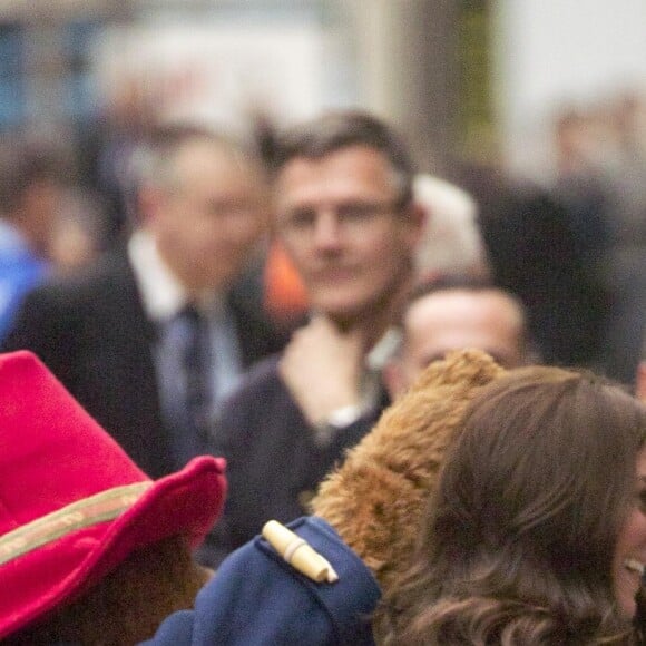 Kate Middleton, enceinte et vêtue d'une robe Orla Kiely, s'est laissé entraîner dans une danse par l'ours Paddington sur le quai de la gare de Paddington, à Londres le 16 octobre 2017, lors d'un événement du Charities Forum auquel elle prenait part avec le prince William et le prince Harry.