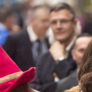 Kate Middleton, enceinte et vêtue d'une robe Orla Kiely, s'est laissé entraîner dans une danse par l'ours Paddington sur le quai de la gare de Paddington, à Londres le 16 octobre 2017, lors d'un événement du Charities Forum auquel elle prenait part avec le prince William et le prince Harry.