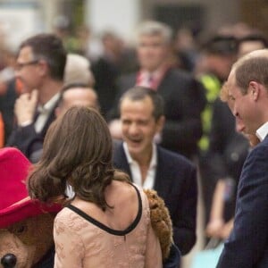 Kate Middleton, enceinte et vêtue d'une robe Orla Kiely, s'est laissé entraîner dans une danse par l'ours Paddington sur le quai de la gare de Paddington, à Londres le 16 octobre 2017, lors d'un événement du Charities Forum auquel elle prenait part avec le prince William et le prince Harry.