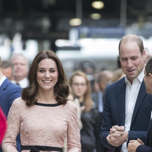 La duchesse Catherine de Cambridge, enceinte, le prince William et le prince Harry participaient le 16 octobre 2017 en gare de Paddington à un événement organisé par le Charities Forum, qui regroupe une trentaine d'associations qu'ils soutiennent, et par le fonds de la BAFTA que préside le duc de Cambridge. En présence de l'équipe du film Paddington 2, une centaine d'enfants choisis ont quitté leur quotidien difficile pour faire un beau voyage à bord d'un train mythique, le Belmond British Pullman.