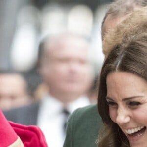 La duchesse Catherine de Cambridge, enceinte, le prince William et le prince Harry participaient le 16 octobre 2017 en gare de Paddington à un événement organisé par le Charities Forum, qui regroupe une trentaine d'associations qu'ils soutiennent, et par le fonds de la BAFTA que préside le duc de Cambridge. En présence de l'équipe du film Paddington 2, une centaine d'enfants choisis ont quitté leur quotidien difficile pour faire un beau voyage à bord d'un train mythique, le Belmond British Pullman.