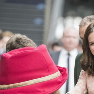 La duchesse Catherine de Cambridge, enceinte, le prince William et le prince Harry participaient le 16 octobre 2017 en gare de Paddington à un événement organisé par le Charities Forum, qui regroupe une trentaine d'associations qu'ils soutiennent, et par le fonds de la BAFTA que préside le duc de Cambridge. En présence de l'équipe du film Paddington 2, une centaine d'enfants choisis ont quitté leur quotidien difficile pour faire un beau voyage à bord d'un train mythique, le Belmond British Pullman.