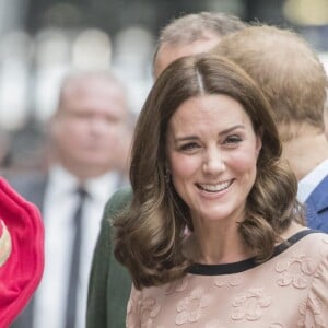 La duchesse Catherine de Cambridge, enceinte, le prince William et le prince Harry participaient le 16 octobre 2017 en gare de Paddington à un événement organisé par le Charities Forum, qui regroupe une trentaine d'associations qu'ils soutiennent, et par le fonds de la BAFTA que préside le duc de Cambridge. En présence de l'équipe du film Paddington 2, une centaine d'enfants choisis ont quitté leur quotidien difficile pour faire un beau voyage à bord d'un train mythique, le Belmond British Pullman.