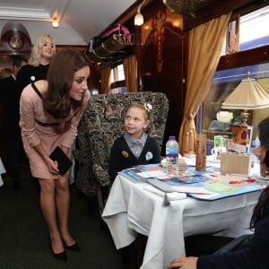 La duchesse Catherine de Cambridge, enceinte, le prince William et le prince Harry participaient le 16 octobre 2017 en gare de Paddington à un événement organisé par le Charities Forum, qui regroupe une trentaine d'associations qu'ils soutiennent, et par le fonds de la BAFTA que préside le duc de Cambridge. En présence de l'équipe du film Paddington 2, une centaine d'enfants choisis ont quitté leur quotidien difficile pour faire un beau voyage à bord d'un train mythique, le Belmond British Pullman.