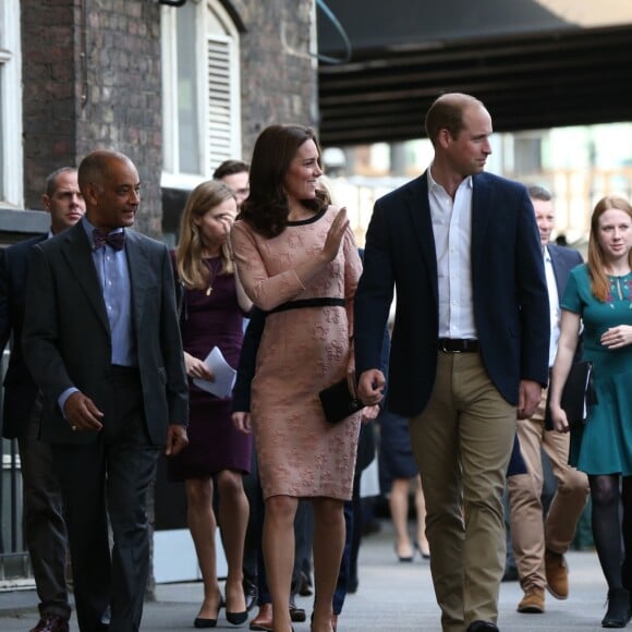 La duchesse Catherine de Cambridge, enceinte, le prince William et le prince Harry participaient le 16 octobre 2017 en gare de Paddington à un événement organisé par le Charities Forum, qui regroupe une trentaine d'associations qu'ils soutiennent, et par le fonds de la BAFTA que préside le duc de Cambridge. En présence de l'équipe du film Paddington 2, une centaine d'enfants choisis ont quitté leur quotidien difficile pour faire un beau voyage à bord d'un train mythique, le Belmond British Pullman.