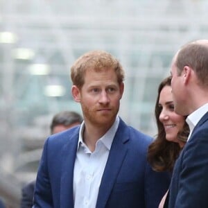 La duchesse Catherine de Cambridge, enceinte, le prince William et le prince Harry participaient le 16 octobre 2017 en gare de Paddington à un événement organisé par le Charities Forum, qui regroupe une trentaine d'associations qu'ils soutiennent, et par le fonds de la BAFTA que préside le duc de Cambridge. En présence de l'équipe du film Paddington 2, une centaine d'enfants choisis ont quitté leur quotidien difficile pour faire un beau voyage à bord d'un train mythique, le Belmond British Pullman.