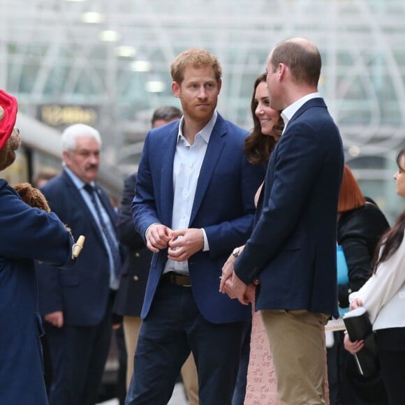 La duchesse Catherine de Cambridge, enceinte, le prince William et le prince Harry participaient le 16 octobre 2017 en gare de Paddington à un événement organisé par le Charities Forum, qui regroupe une trentaine d'associations qu'ils soutiennent, et par le fonds de la BAFTA que préside le duc de Cambridge. En présence de l'équipe du film Paddington 2, une centaine d'enfants choisis ont quitté leur quotidien difficile pour faire un beau voyage à bord d'un train mythique, le Belmond British Pullman.