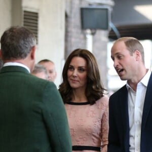 La duchesse Catherine de Cambridge, enceinte, le prince William et le prince Harry participaient le 16 octobre 2017 en gare de Paddington à un événement organisé par le Charities Forum, qui regroupe une trentaine d'associations qu'ils soutiennent, et par le fonds de la BAFTA que préside le duc de Cambridge. En présence de l'équipe du film Paddington 2, une centaine d'enfants choisis ont quitté leur quotidien difficile pour faire un beau voyage à bord d'un train mythique, le Belmond British Pullman.