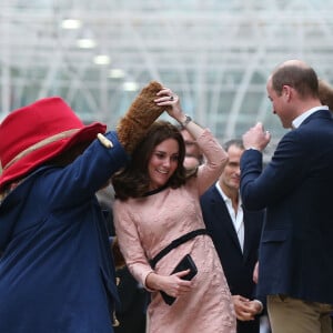 La duchesse Catherine de Cambridge, enceinte, le prince William et le prince Harry participaient le 16 octobre 2017 en gare de Paddington à un événement organisé par le Charities Forum, qui regroupe une trentaine d'associations qu'ils soutiennent, et par le fonds de la BAFTA que préside le duc de Cambridge. En présence de l'équipe du film Paddington 2, une centaine d'enfants choisis ont quitté leur quotidien difficile pour faire un beau voyage à bord d'un train mythique, le Belmond British Pullman.