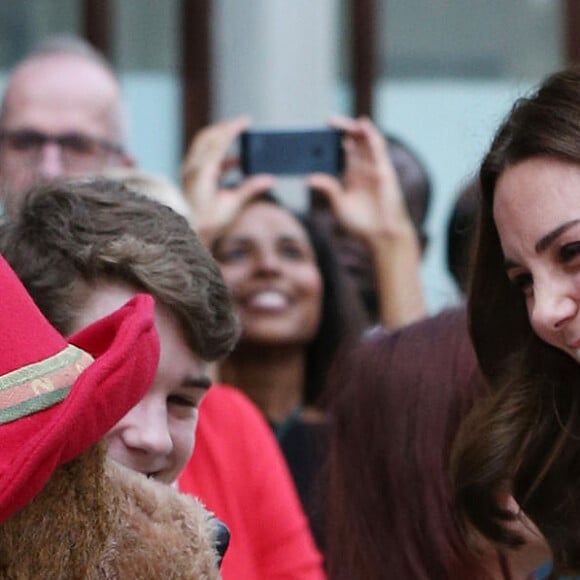 La duchesse Catherine de Cambridge, enceinte, le prince William et le prince Harry participaient le 16 octobre 2017 en gare de Paddington à un événement organisé par le Charities Forum, qui regroupe une trentaine d'associations qu'ils soutiennent, et par le fonds de la BAFTA que préside le duc de Cambridge. En présence de l'équipe du film Paddington 2, une centaine d'enfants choisis ont quitté leur quotidien difficile pour faire un beau voyage à bord d'un train mythique, le Belmond British Pullman.