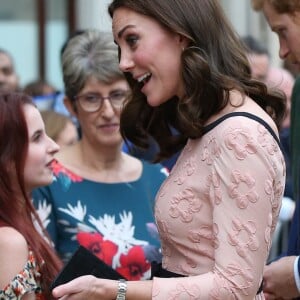 La duchesse Catherine de Cambridge, enceinte, le prince William et le prince Harry participaient le 16 octobre 2017 en gare de Paddington à un événement organisé par le Charities Forum, qui regroupe une trentaine d'associations qu'ils soutiennent, et par le fonds de la BAFTA que préside le duc de Cambridge. En présence de l'équipe du film Paddington 2, une centaine d'enfants choisis ont quitté leur quotidien difficile pour faire un beau voyage à bord d'un train mythique, le Belmond British Pullman.