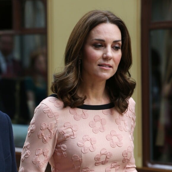 La duchesse Catherine de Cambridge, enceinte, le prince William et le prince Harry participaient le 16 octobre 2017 en gare de Paddington à un événement organisé par le Charities Forum, qui regroupe une trentaine d'associations qu'ils soutiennent, et par le fonds de la BAFTA que préside le duc de Cambridge. En présence de l'équipe du film Paddington 2, une centaine d'enfants choisis ont quitté leur quotidien difficile pour faire un beau voyage à bord d'un train mythique, le Belmond British Pullman.