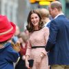 La duchesse Catherine de Cambridge, enceinte, le prince William et le prince Harry prenaient part le 16 octobre 2017 à un événement impliquant leur organisation The Charities Forum en gare de Paddington, à Londres. Le lendemain, le palais de Kensington a révélé le terme de la grossesse de Kate, qui doit accoucher de son troisième enfant en avril 2018.