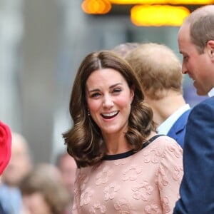 La duchesse Catherine de Cambridge, enceinte, le prince William et le prince Harry prenaient part le 16 octobre 2017 à un événement impliquant leur organisation The Charities Forum en gare de Paddington, à Londres. Le lendemain, le palais de Kensington a révélé le terme de la grossesse de Kate, qui doit accoucher de son troisième enfant en avril 2018.