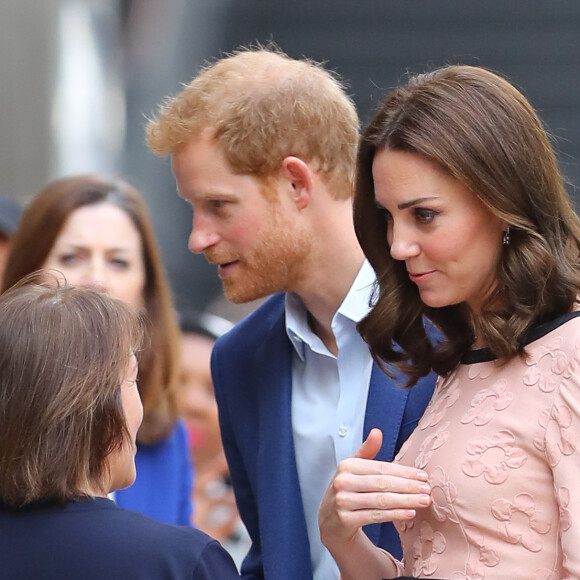 La duchesse Catherine de Cambridge, enceinte, le prince William et le prince Harry prenaient part le 16 octobre 2017 à un événement impliquant leur organisation The Charities Forum en gare de Paddington, à Londres. Le lendemain, le palais de Kensington a révélé le terme de la grossesse de Kate, qui doit accoucher de son troisième enfant en avril 2018.