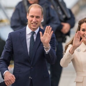 Le prince William et la duchesse Catherine de Cambridge avec leurs enfants George et Charlotte de Cambridge quittant le Canada le 1er octobre 2016 après leur tournée officielle. La famille s'agrandira avec l'arrivée d'un troisième enfant en avril 2018.