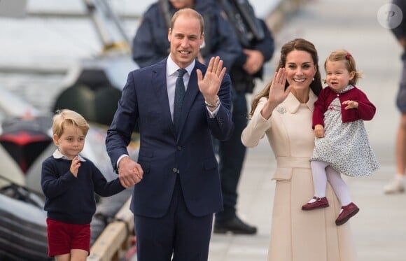 Le prince William et la duchesse Catherine de Cambridge avec leurs enfants George et Charlotte de Cambridge quittant le Canada le 1er octobre 2016 après leur tournée officielle. La famille s'agrandira avec l'arrivée d'un troisième enfant en avril 2018.
