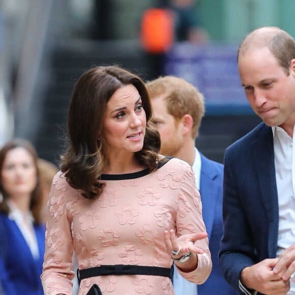 La duchesse Catherine de Cambridge, enceinte, le prince William et le prince Harry prenaient part le 16 octobre 2017 à un événement impliquant leur organisation The Charities Forum en gare de Paddington, à Londres. Le lendemain, le palais de Kensington a révélé le terme de la grossesse de Kate, qui doit accoucher de son troisième enfant en avril 2018.