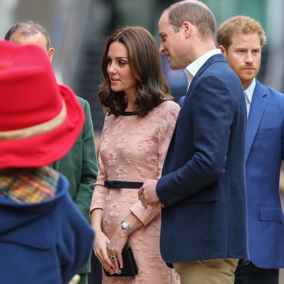 La duchesse Catherine de Cambridge, enceinte, le prince William et le prince Harry prenaient part le 16 octobre 2017 à un événement impliquant leur organisation The Charities Forum en gare de Paddington, à Londres. Le lendemain, le palais de Kensington a révélé le terme de la grossesse de Kate, qui doit accoucher de son troisième enfant en avril 2018.