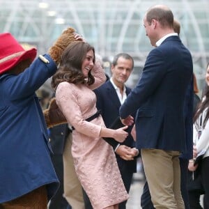 Kate Catherine Middleton (enceinte), duchesse de Cambridge, et le prince William, duc de Cambridge - Evénement "Charities Forum" à la station de métro Paddington, où le train de luxe "Belmond British Pullman" accueille 130 enfants de diverses associations caritatives, à Londres. Le 16 octobre 2017  The Duke of Cambridge watches as his wife the Duchess of Cambridge dances with a costumed figure of Paddington bear on platform 1 at Paddington Station, London, as they attend the Charities Forum event, joining children from the charities they support and meeting the cast and crew from the forthcoming film Paddington 2.16/10/2017 - Londres