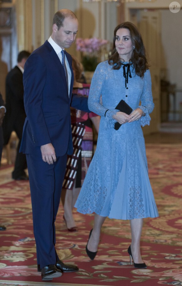 Le prince William et Kate Middleton, enceinte, lors d'une réception le 10 octobre 2017 au palais de Buckingham pour la Journée mondiale de la santé mentale. Le duc et la duchesse de Cambridge accueilleront leur troisième enfant en avril 2018.
