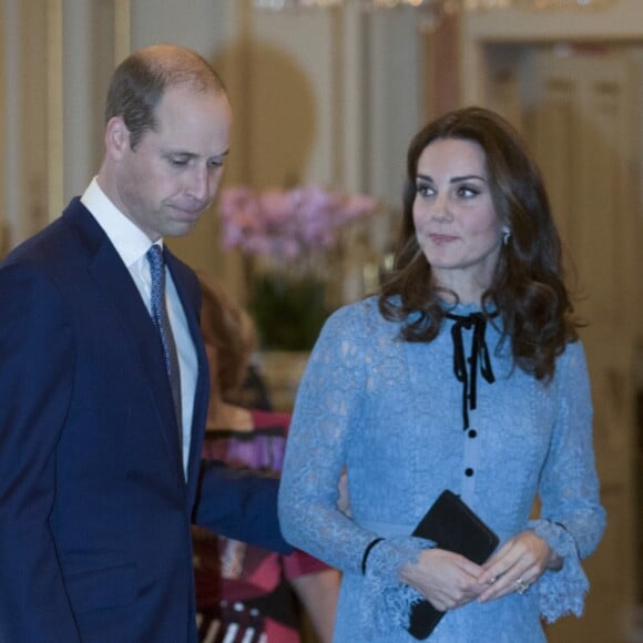 Le prince William et Kate Middleton, enceinte, lors d'une réception le 10 octobre 2017 au palais de Buckingham pour la Journée mondiale de la santé mentale. Le duc et la duchesse de Cambridge accueilleront leur troisième enfant en avril 2018.