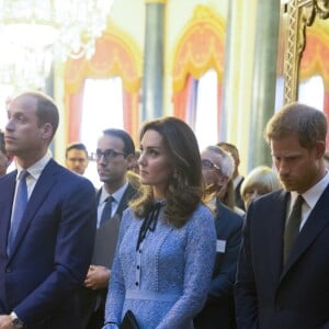 Le prince William et Kate Middleton, enceinte, lors d'une réception le 10 octobre 2017 au palais de Buckingham pour la Journée mondiale de la santé mentale. Le duc et la duchesse de Cambridge accueilleront leur troisième enfant en avril 2018.