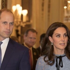 Le prince William et Kate Middleton, enceinte, lors d'une réception le 10 octobre 2017 au palais de Buckingham pour la Journée mondiale de la santé mentale. Le duc et la duchesse de Cambridge accueilleront leur troisième enfant en avril 2018.