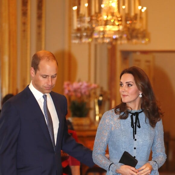 Le prince William et Kate Middleton, enceinte, lors d'une réception le 10 octobre 2017 au palais de Buckingham pour la Journée mondiale de la santé mentale. Le duc et la duchesse de Cambridge accueilleront leur troisième enfant en avril 2018.