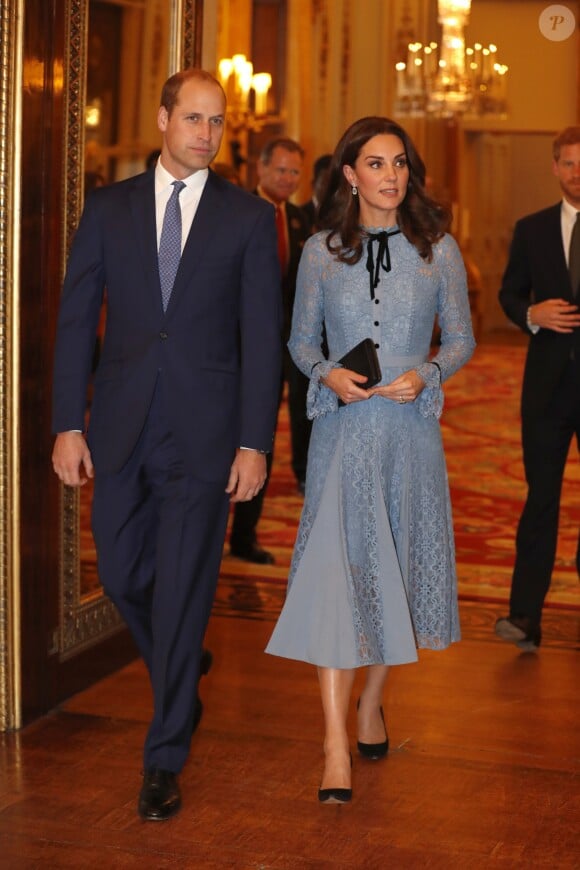 Le prince William et Kate Middleton, enceinte, lors d'une réception le 10 octobre 2017 au palais de Buckingham pour la Journée mondiale de la santé mentale. Le duc et la duchesse de Cambridge accueilleront leur troisième enfant en avril 2018.