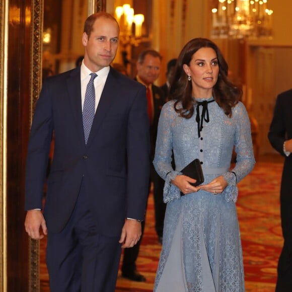 Le prince William et Kate Middleton, enceinte, lors d'une réception le 10 octobre 2017 au palais de Buckingham pour la Journée mondiale de la santé mentale. Le duc et la duchesse de Cambridge accueilleront leur troisième enfant en avril 2018.