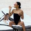 Karrueche Tran profite d'un après-midi détente sur la plage de Miami, le 18 octobre 2017.