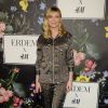 Kirsten Dunst porte une veste et un pantalon à motifs floraux de la collection Erdem x H&M. Los Angeles, le 18 octobre 2017.