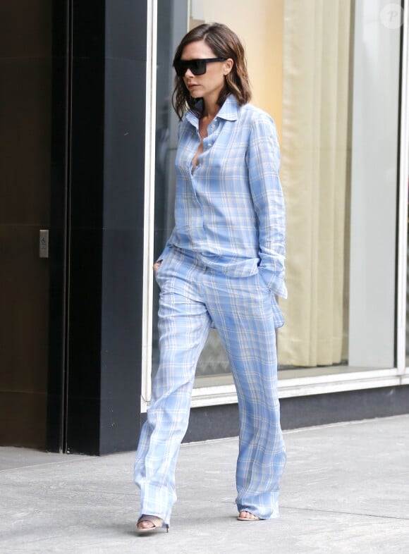 Victoria Beckham porte une chemise et un pantalon Victoria Beckham (collection croisière 2018) à New York, le 7 juin 2017.