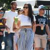 Kourtney Kardashian porte un pantalon Off-White™ (collection croisière 2017) à West Hollywood, le 26 juillet 2017.