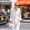 Gigi Hadid porte une chemise et un pantalon Victoria Beckham à New York. Le 17 juillet 2017.