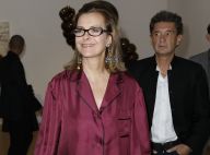 Carole Bouquet : Look pyjama pour une sortie culturelle avec son compagnon