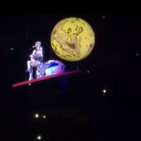 Katy Perry coincée dans les airs en plein concert !