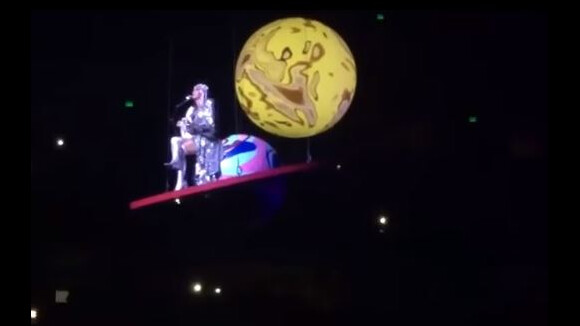 Katy Perry coincée sur une planète lors de son concert à Nashville, le 18 octobre 2017.