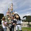 Thomas Voeckler et sa femme Julie à Disneyland Paris avec leurs enfants Mahé et Lila, tout bébé, le 25 juillet 2011 après la fin du Tour de France.