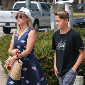 Reese Witherspoon est allée prendre le petit déjeuner avec son fils Deacon Phillippe à Brentwood, le 29 juin 2017