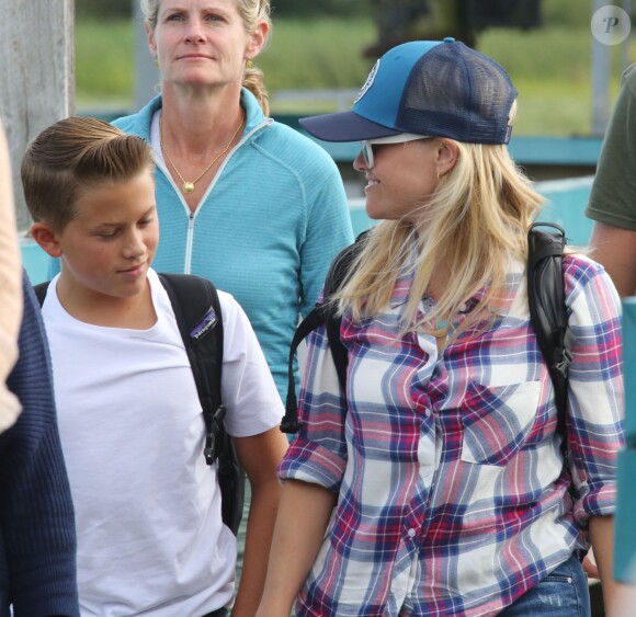 Reese Witherspoon et son fils Deacon Phillippe débarquent d'un hydravion à Tofino au Canada. Reese a passé un weekend avec son fils dans un hôtel 5 étoiles (à 5000 dollars par personne) où ils ont fait pleins d'activités en plein air dont une balade en hélicoptère! Le 21 juillet 2016