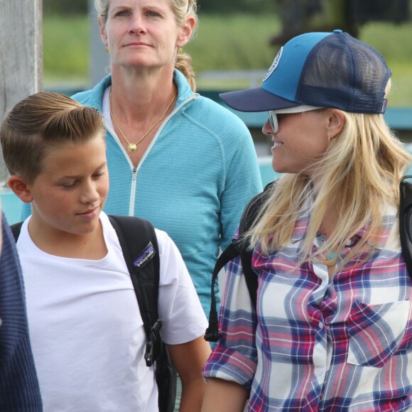 Reese Witherspoon et son fils Deacon Phillippe débarquent d'un hydravion à Tofino au Canada. Reese a passé un weekend avec son fils dans un hôtel 5 étoiles (à 5000 dollars par personne) où ils ont fait pleins d'activités en plein air dont une balade en hélicoptère! Le 21 juillet 2016