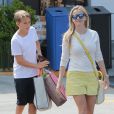 Reese Witherspoon est allée chercher ses enfants, Deacon et Ava, à leur cours de karaté. L'actrice a ensuite retrouvé son mari Jim Toth et leur fils Tennessee. Le 1er mai 2016