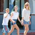 Reese Witherspoon en compagnie de ses enfants Ava, Deacon et Tennessee se promènent à Brentwood Los Angeles, le 18 avril 2015