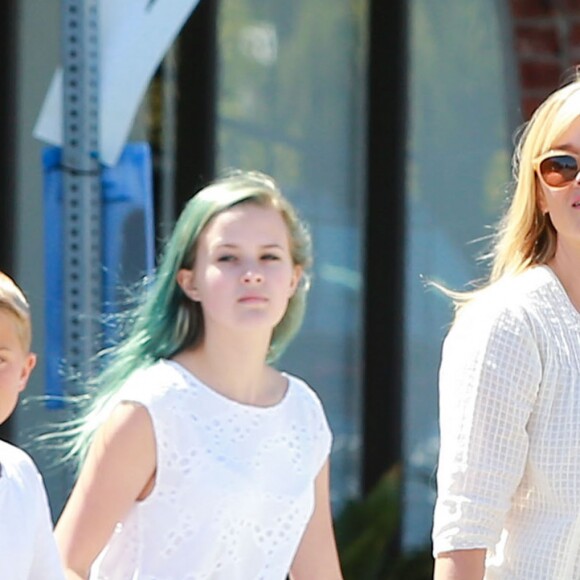 Reese Witherspoon en compagnie de ses enfants Ava, Deacon et Tennessee se promènent à Brentwood Los Angeles, le 18 avril 2015