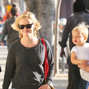 Reese Witherspoon emmene ses enfants Ava, Deacon, et Tennessee déjeuner à Westwood, le 20 décembre 2013