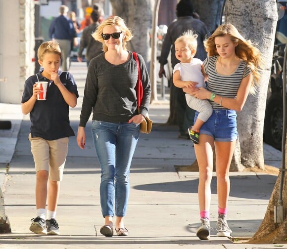 Reese Witherspoon emmene ses enfants Ava, Deacon, et Tennessee déjeuner à Westwood, le 20 décembre 2013