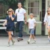 Reese Witherspoon, ses enfants Ava et Deacon Phillippe, son mari Jim Toth et leurs fils Tennessee à Los Angeles Le 19 octobre 2013